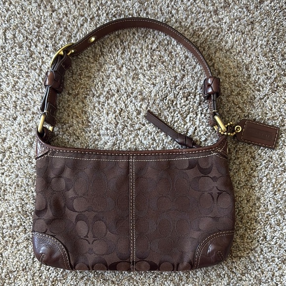 🤎Coach Brown Leather Shoulder Bag with Elegant Brass Hardware - Picture 1 of 11